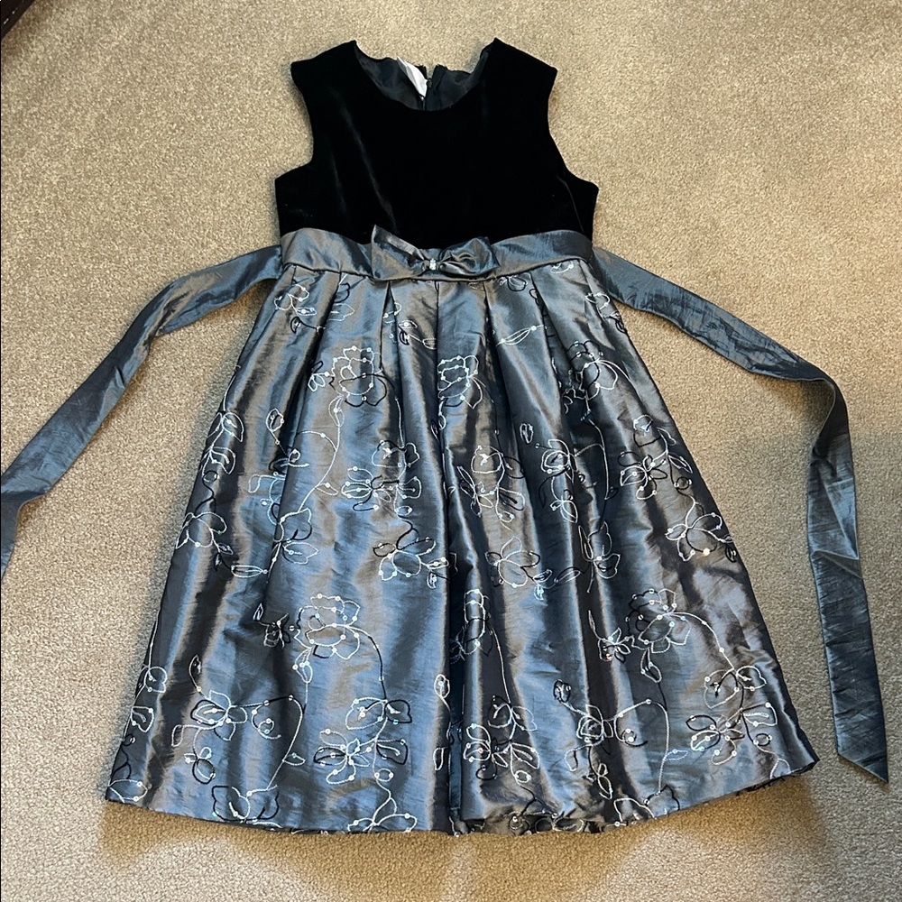 La Princess Elegant Black and Silver Dress with Floral Embroidery